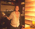 Gabriel Zysman en el bar del hostel