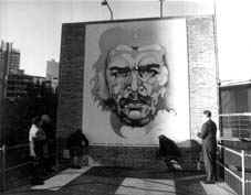 El mural que diseñó Carpani antes de morir emplazado en la plaza de la Cooperación.