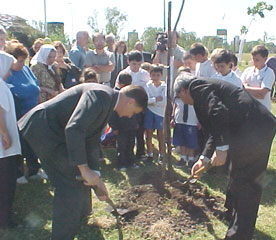 Indentende Binner y autoridades del Concejo, acto en el Bosque de la Memoria