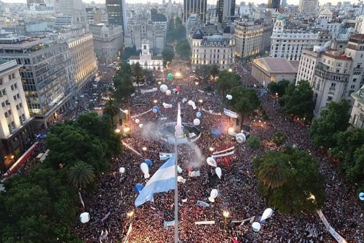 Crónica desde una Plaza multitudinaria que volvió a sentir felicidad