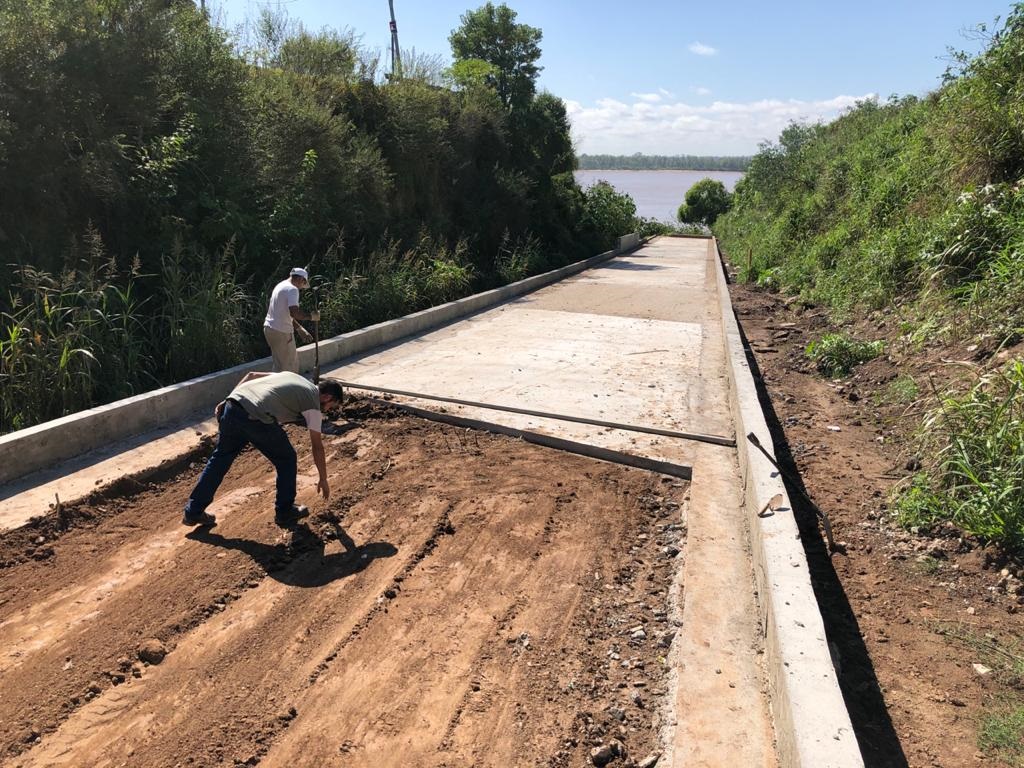Municipalidad construye una bajada al r&iacute;o por calle San Luis, San Lorenzo