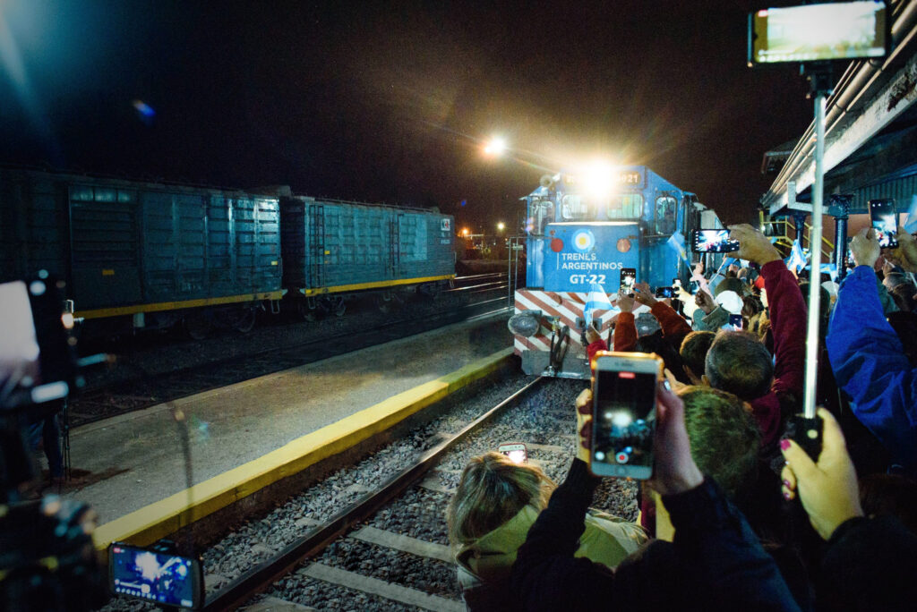 En un clima de fiesta y ante una multitud, el tren volvi&oacute; a subir pasajeros en San Lorenzo