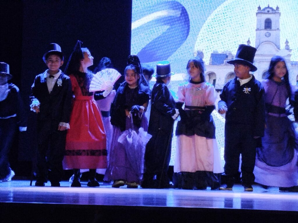Acto 25 de Mayo: Alumnos de la escuela 6033 se lucieron en el escenario del teatro