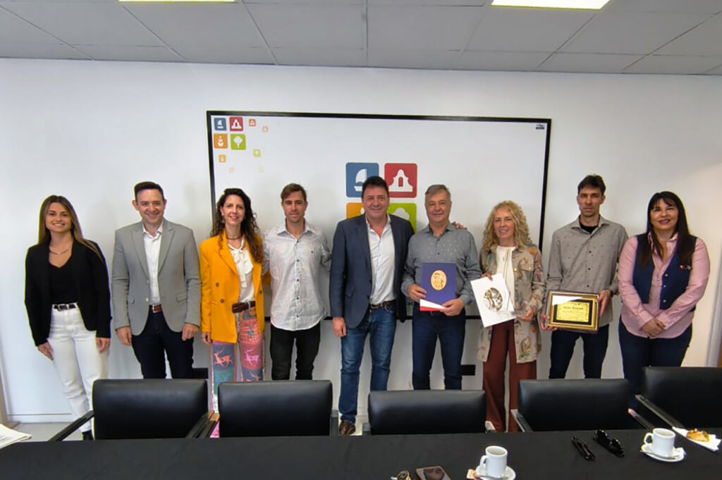 La Municipalidad de San Lorenzo otorgó reconocimientos a la trayectoria comercial de Igni Modas