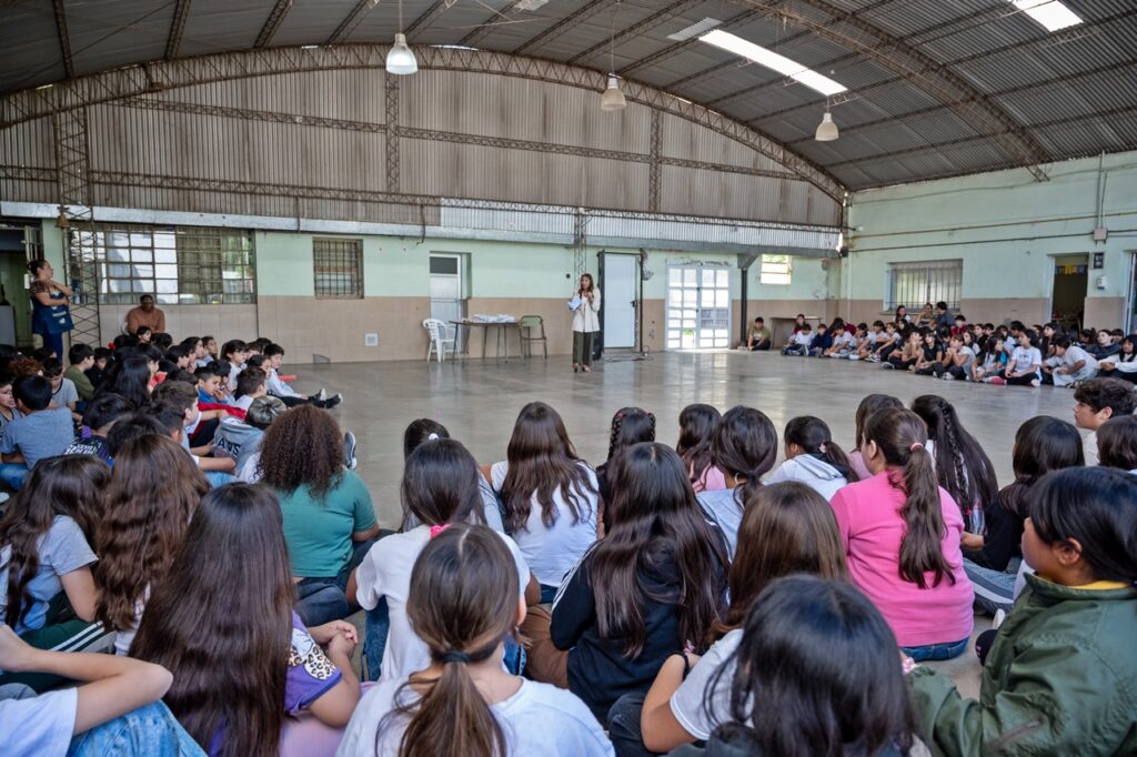 Prevención del dengue: la Municipalidad dicta charlas y entrega larvicidas en escuelas