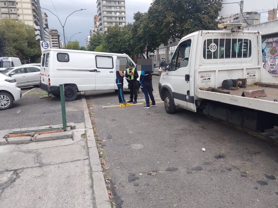 Tensión frente a Medicina: intentó pinchar con una jeringa a una inspectora