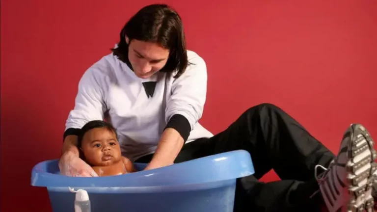 Video: «Es como cerrar un círculo perfecto»: la historia de la famosa foto de Messi bañando a Lamine Yamal