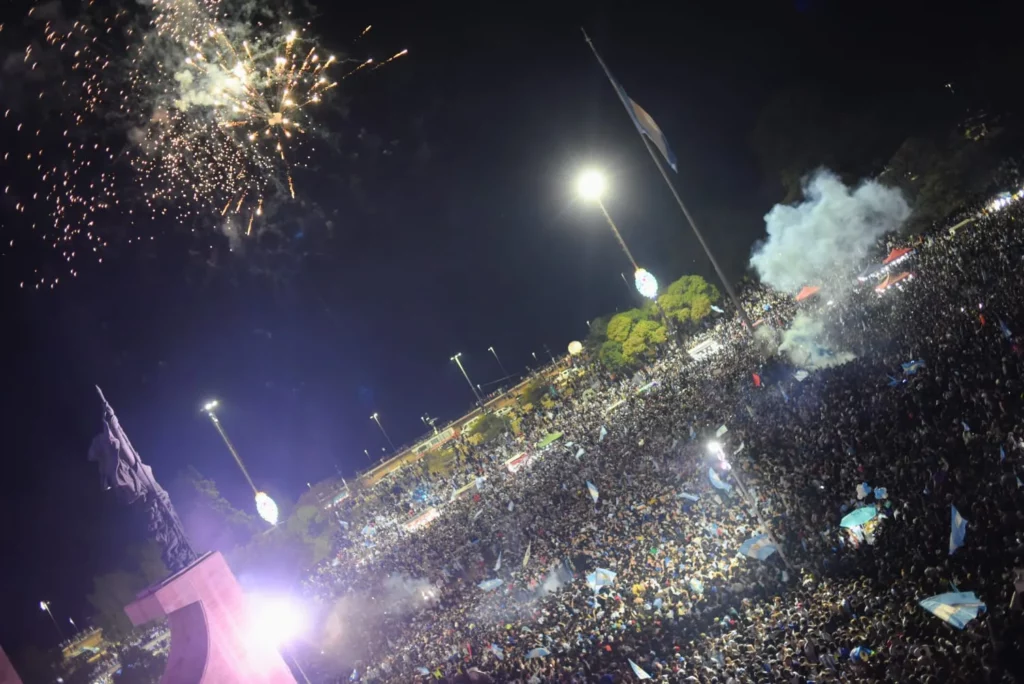 Impactante festejo rosarino en el Monumento: miles de personas llegaron para celebrar el triunfo de la Selección en una noche interminable
