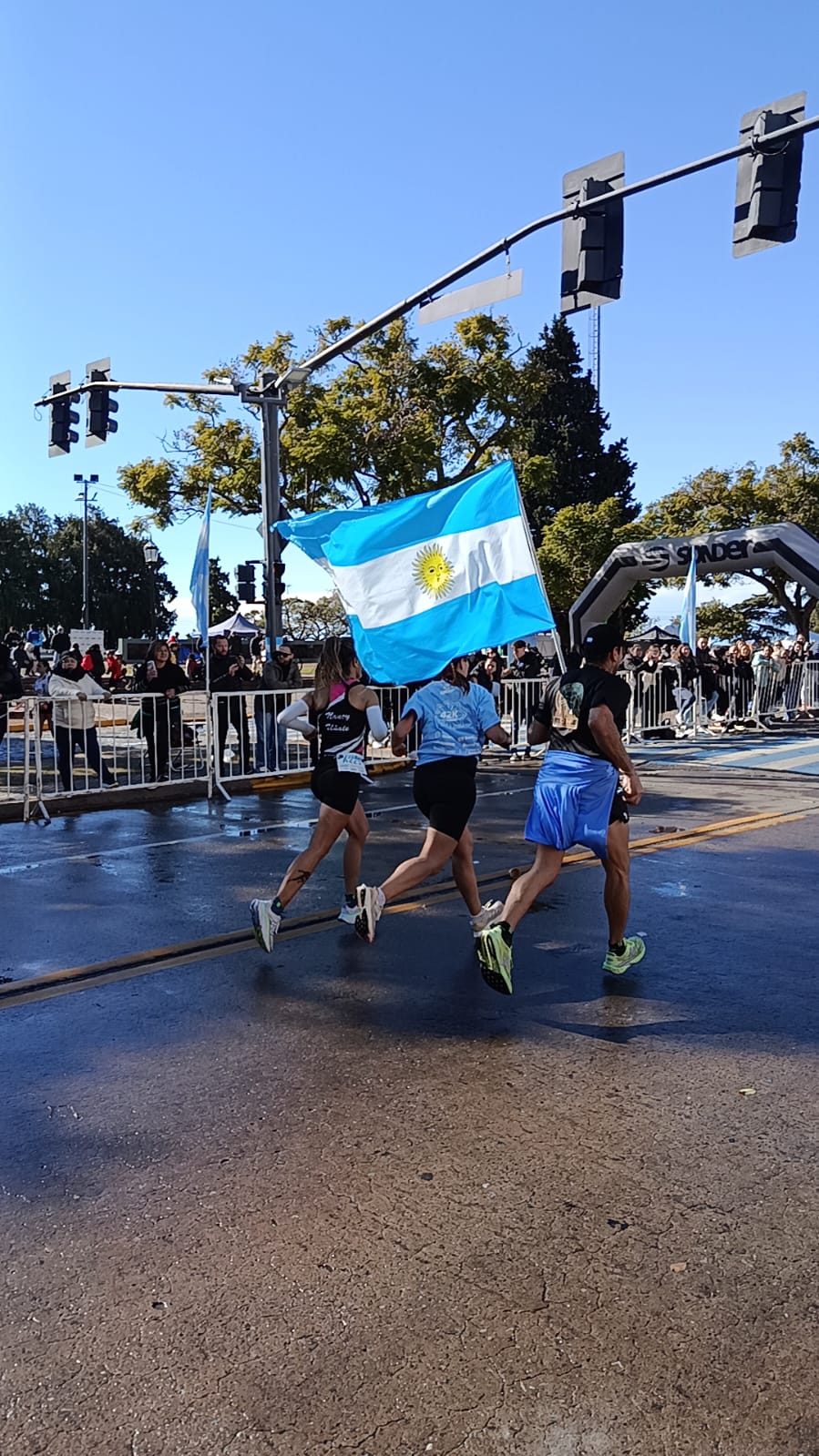 Nancy Uñate brilló en los 42K de Rosario y celebró una de sus mejores maratones