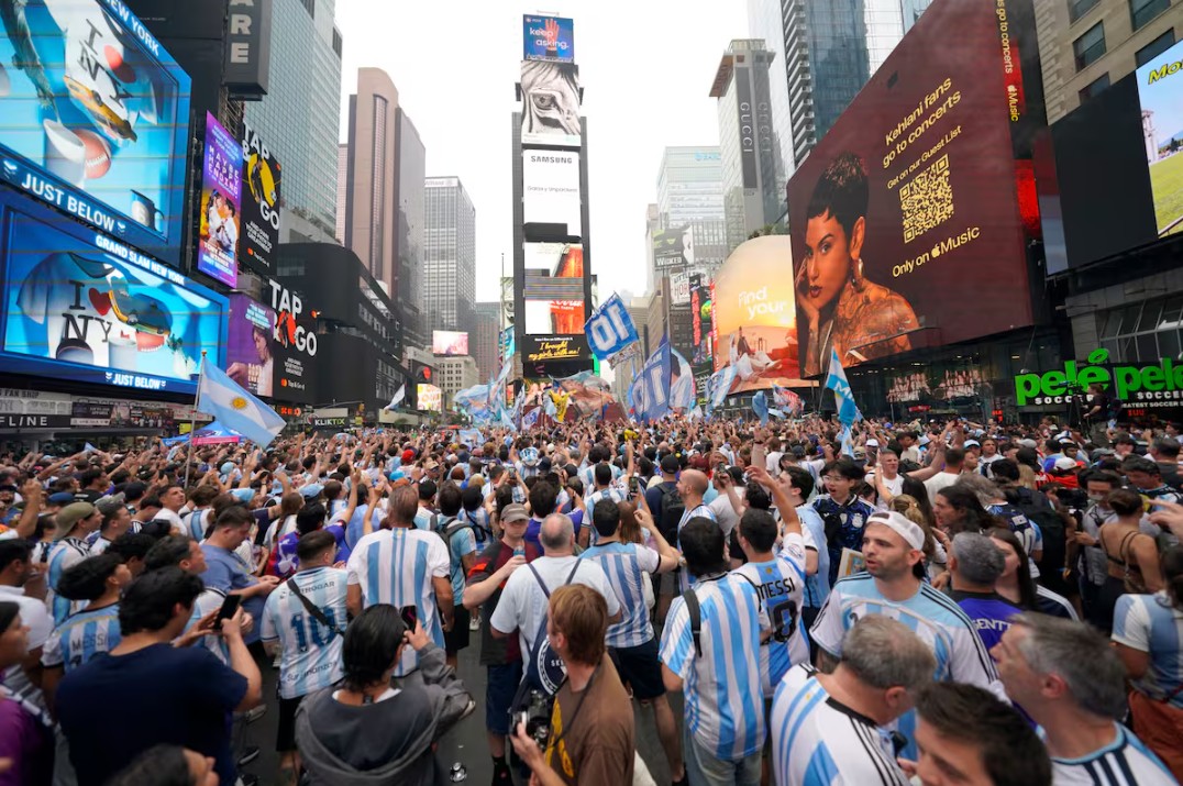 Mundial 2026:  Videos del Impresionante BANDERAZO ARGENTINO en Times Square