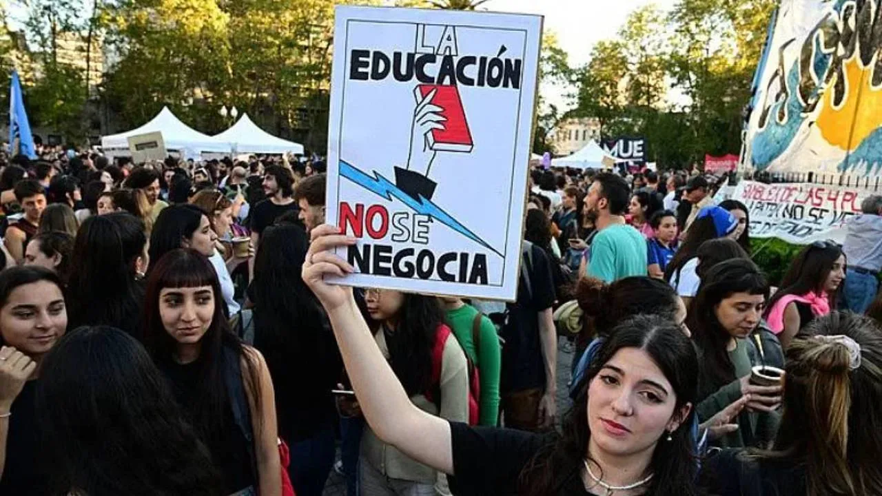 Docentes de la UNR vuelven al paro esta semana en reclamo al incumplimiento de la Ley de Financiamiento Universitario por parte del gobierno de Milei