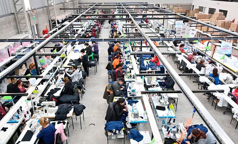 El ex Puma Santiago Phelan cerró su empresa textil tras la caída de ventas y apuntó contra la política económica de Milei