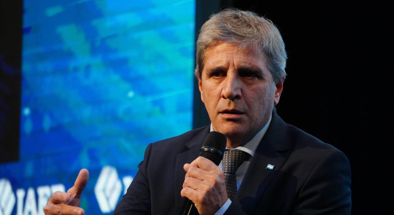 Mmm Caputo asegura que el gobierno volvió a alcanzar un nuevo superávit fiscal en julio…