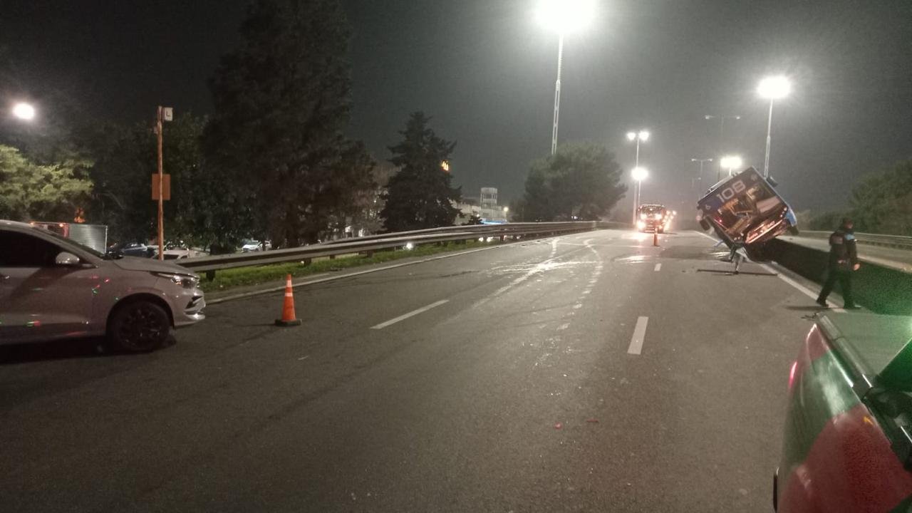 Hubo caos en la Avenida General Paz por un colectivo que quedó colgado sobre un muro divisorio