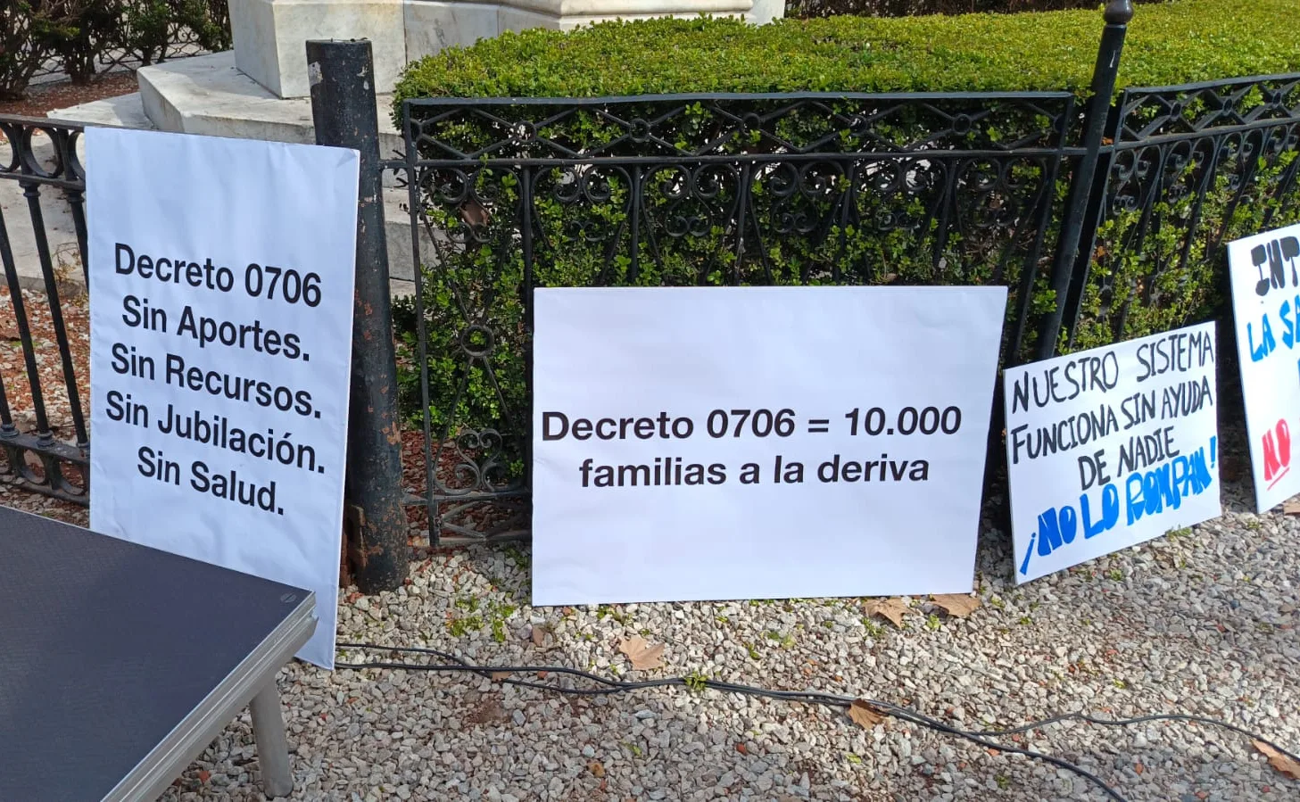 En tribunales y en la calle hay disputa de la Caja de Ingenieros y colegios profesionales con la Municipalidad por un decreto