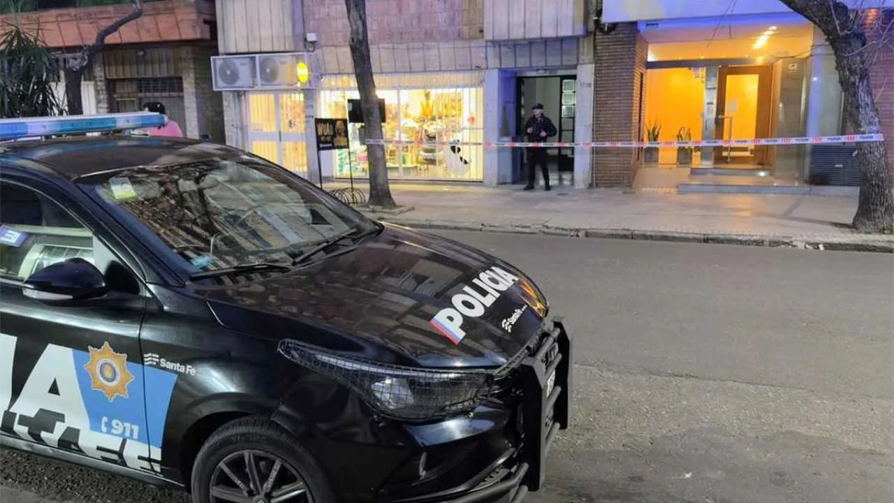 La joven que fue atacada a cuchillazos por su pareja en un departamento de barrio Abasto sigue internada en grave estado en el Heca