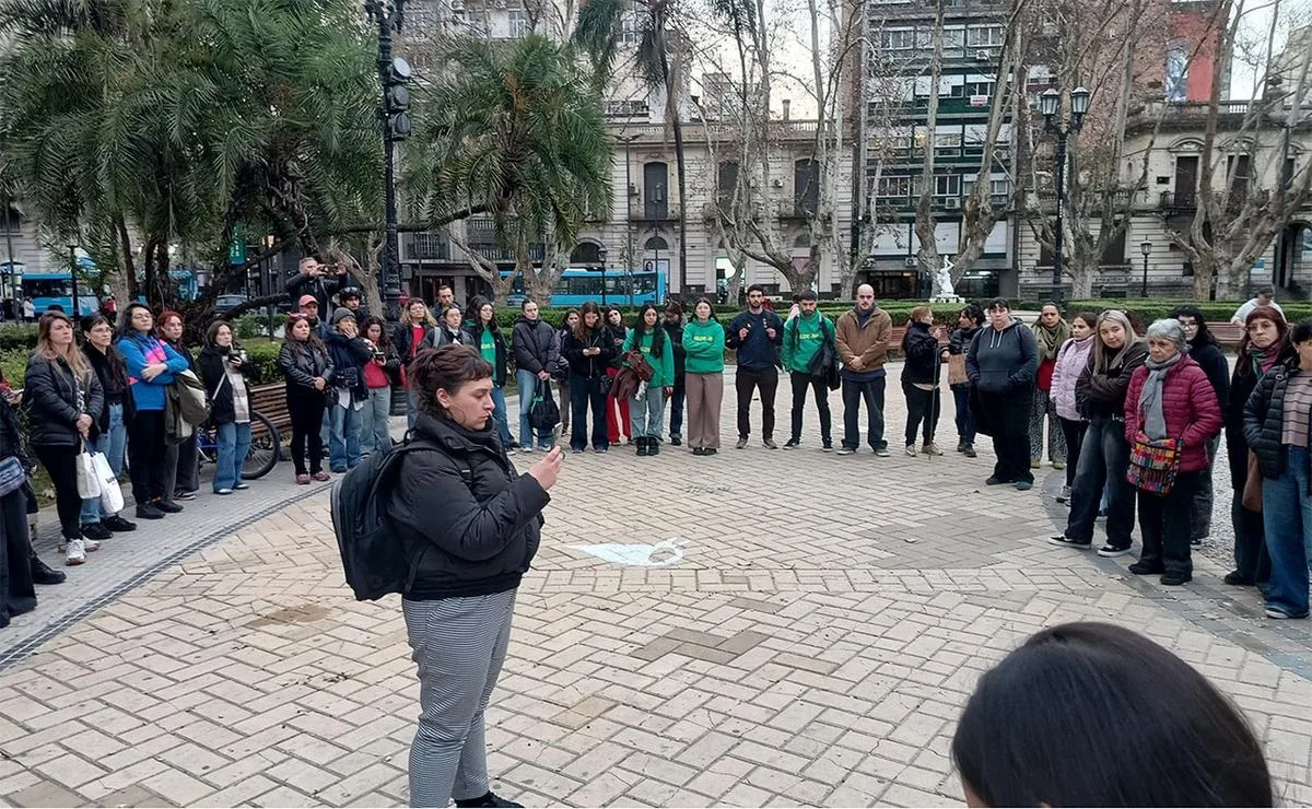 Tras el femicidio de Carina Candelas, organizaciones feministas y sociales marcharon en Rosario: este año ya hubo 32 crímenes de mujeres en toda la provincia de Santa Fe
