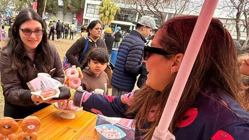 La receta de la gratitud: la historia de la venezolana que retribuye con donas la atención del Vilela