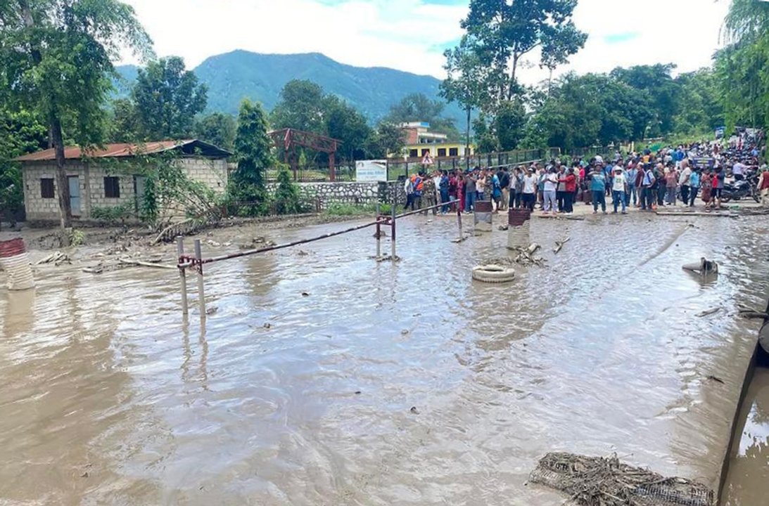 Nepal: casi 1.000 personas murieron por avalancha, mientras comenzaron entierros masivos de víctimas no identificadas