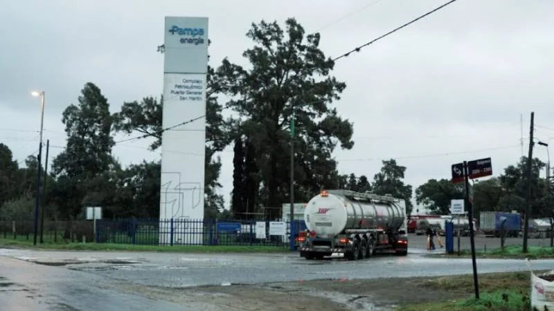Pampa Energía confirmó el cierre de la única planta de caucho sintético del país: 100 empleados aceptaron retiros