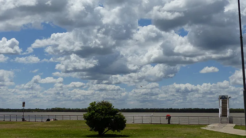 Martes con neblinas en la mañana, luego cielo mayormente nublado
