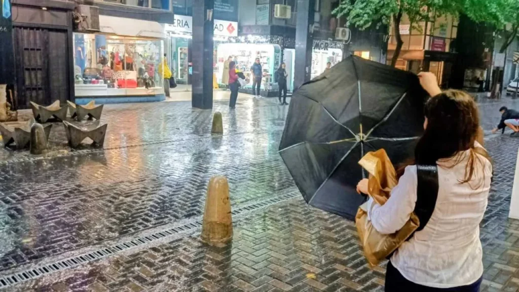 Rosario bajo doble alerta para este jueves por tormentas y vientos fuertes