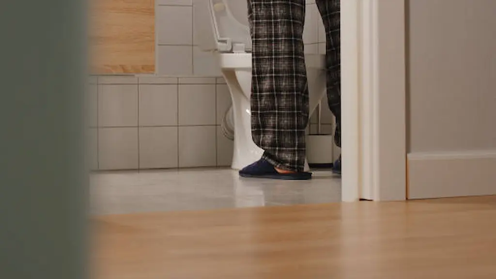 ¿Vas mucho al baño durante la noche? Qué es la nicturia y cómo reducirla