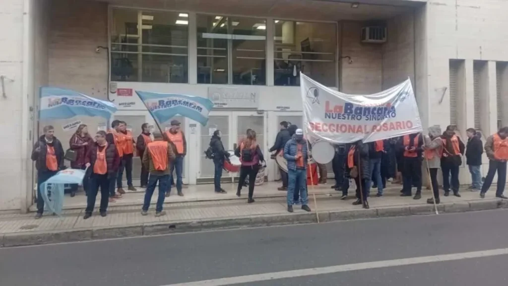 Fuerte respaldo de la Intersindical a La Bancaria Rosario por los despidos en Nación Servicios