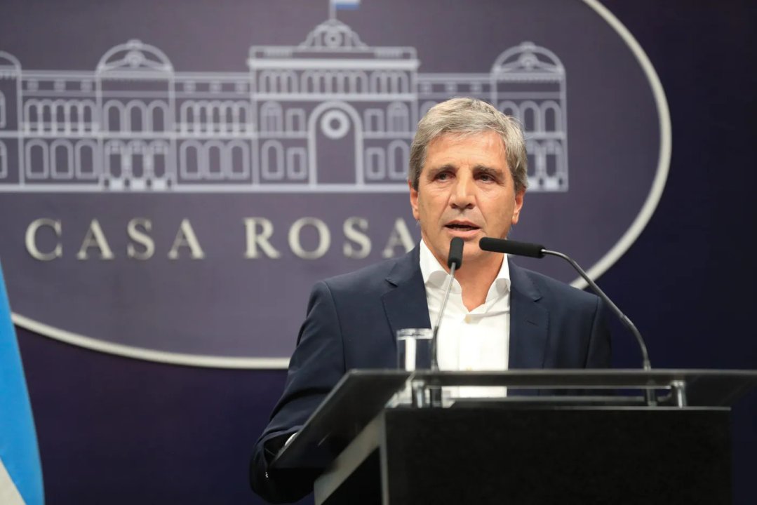 Milei y Caputo desviaron unos US$ 3.000 millones de fondos de obras para volcar al supuesto déficit cero