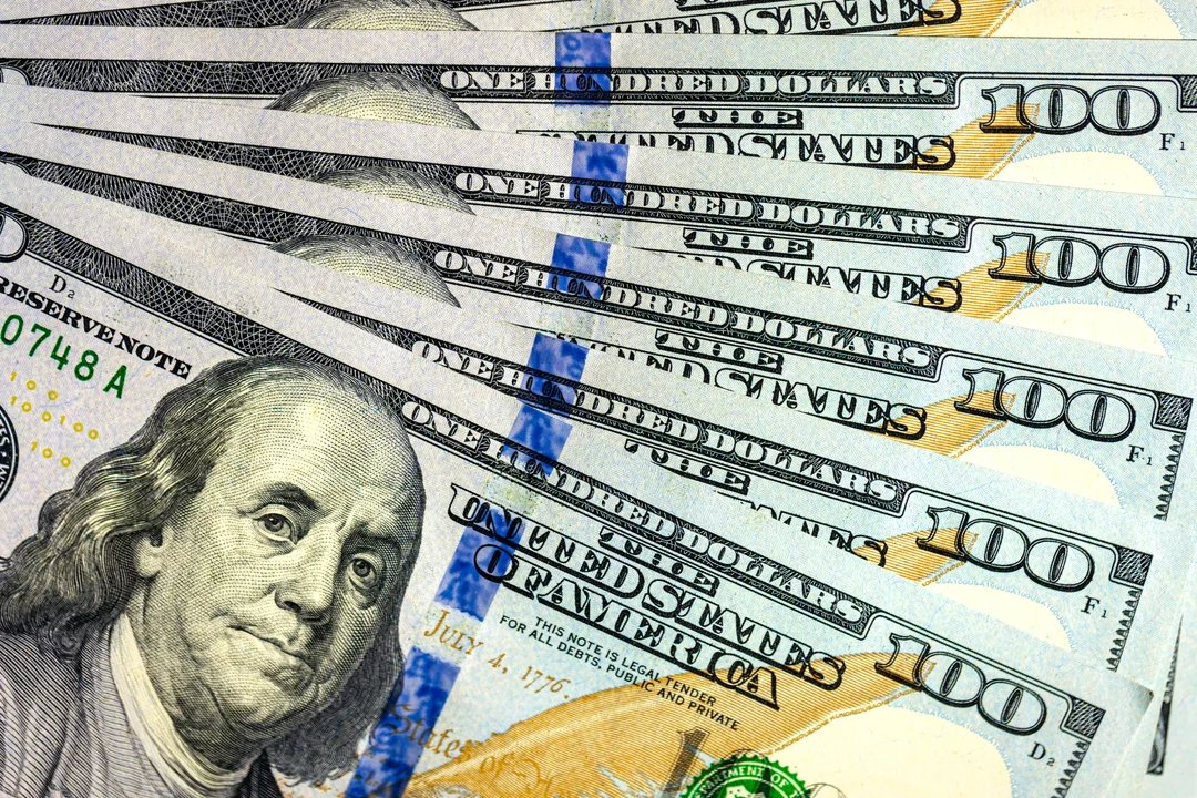 El dólar oficial cerró estable en la primera rueda de la semana