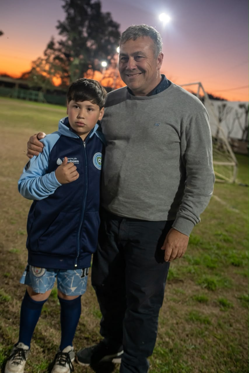 Fiorenza entregó nueva indumentaria a la Escuela Comunal de Fútbol