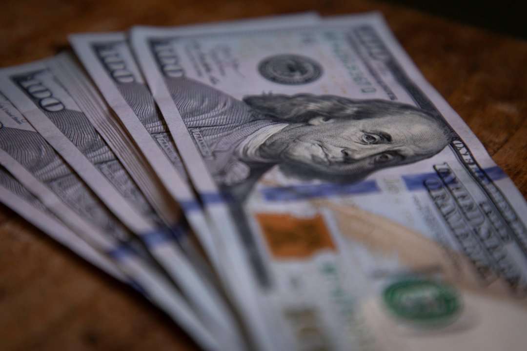 El dólar mayorista registró su mayor caída diaria en un mes