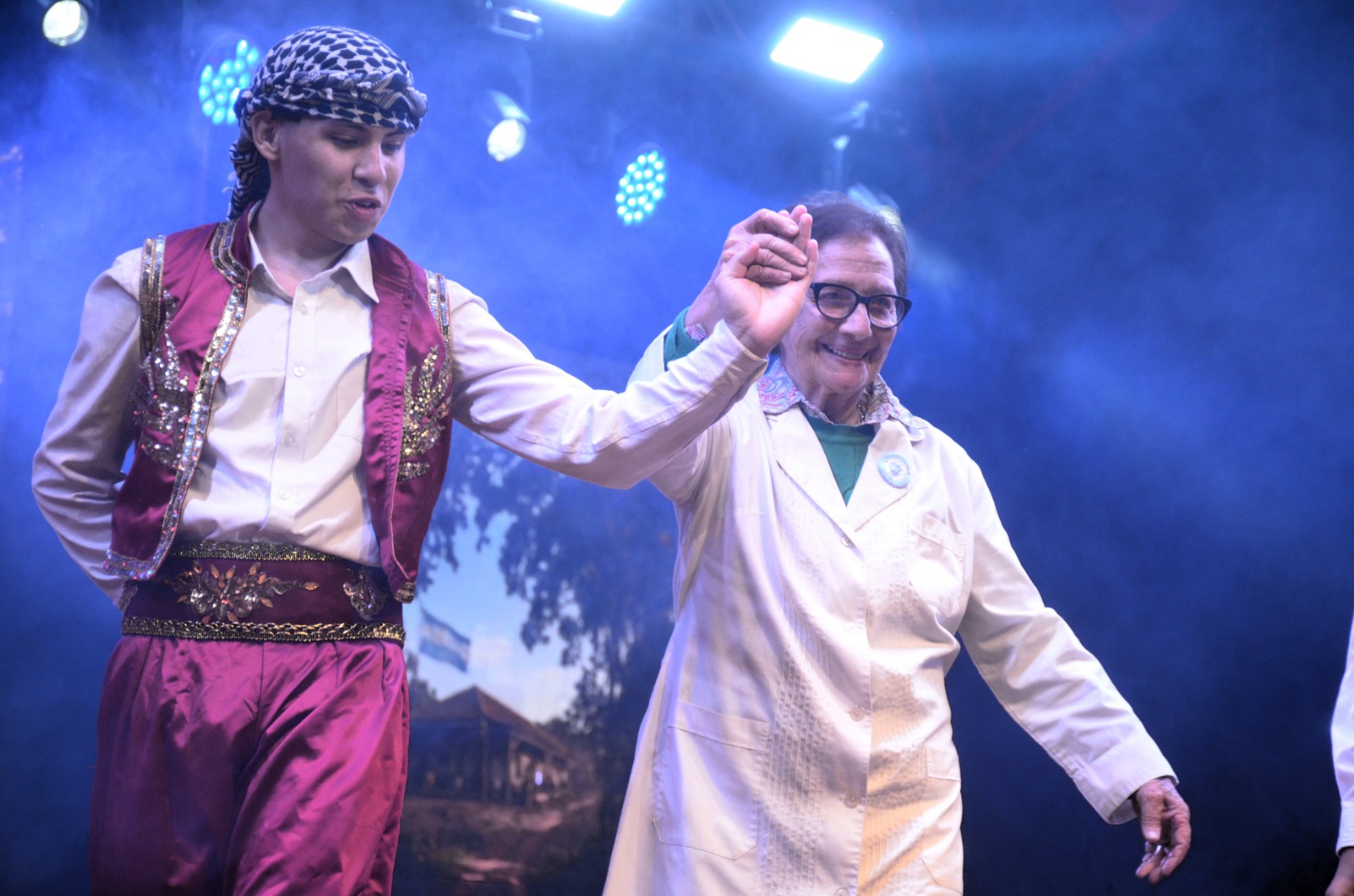 El cuadro apertura de la Fiesta del Inmigrante recupera la historia de la primera escuela de Oberá y une a generaciones en el escenario