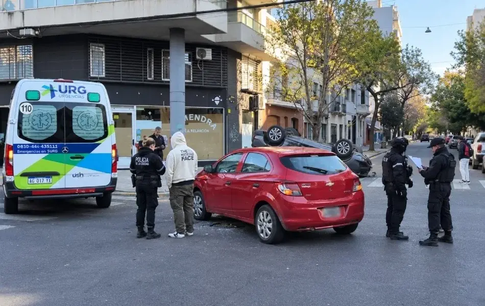 Fuerte choque entre tres autos en barrio Lourdes: un vehículo volcó sobre la vereda