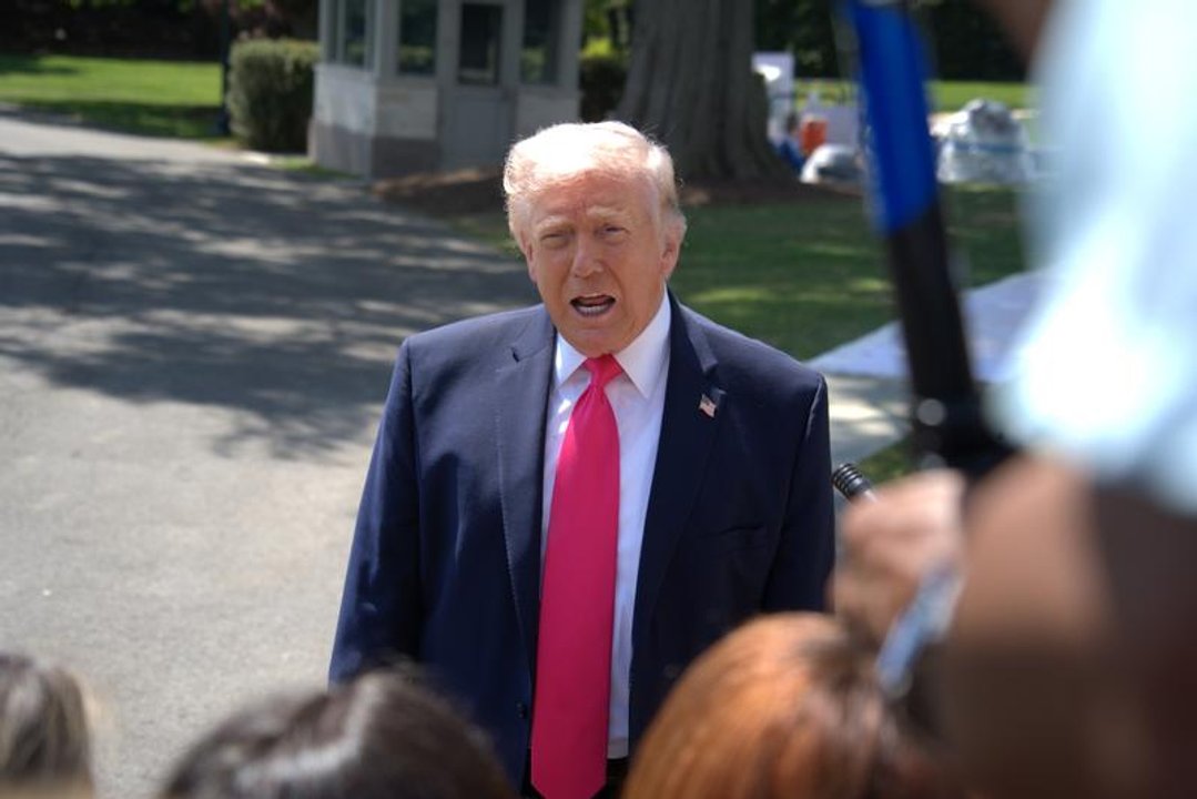 Trump vetó a tres medios de la Casa Blanca y los acusó de publicar “noticias falsas”