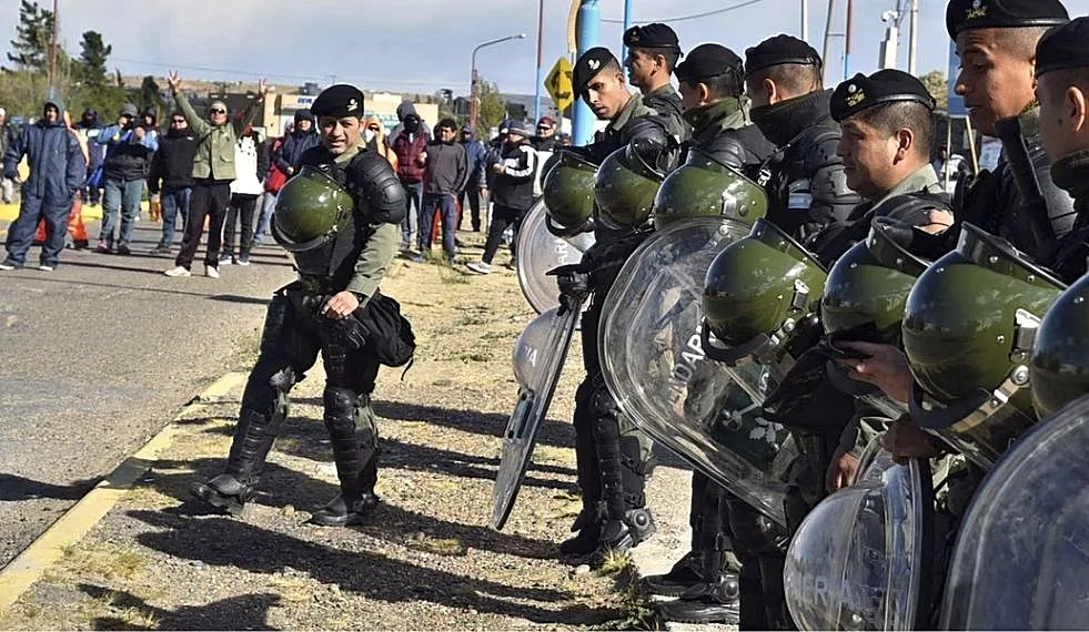 Nación desplegó operativo antipiquetes con gendarmes en San Lorenzo por conflicto con vigiladores